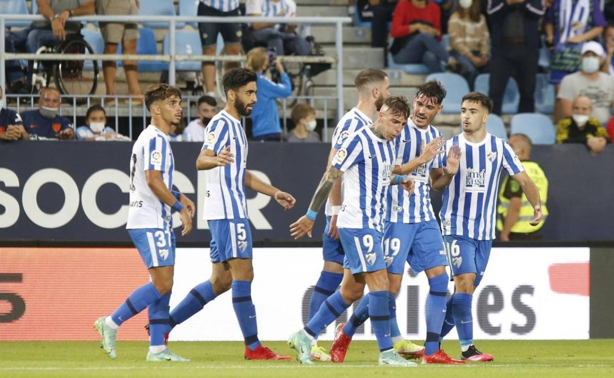 Los jugadores del Málaga, tras el gol de Brandon. 