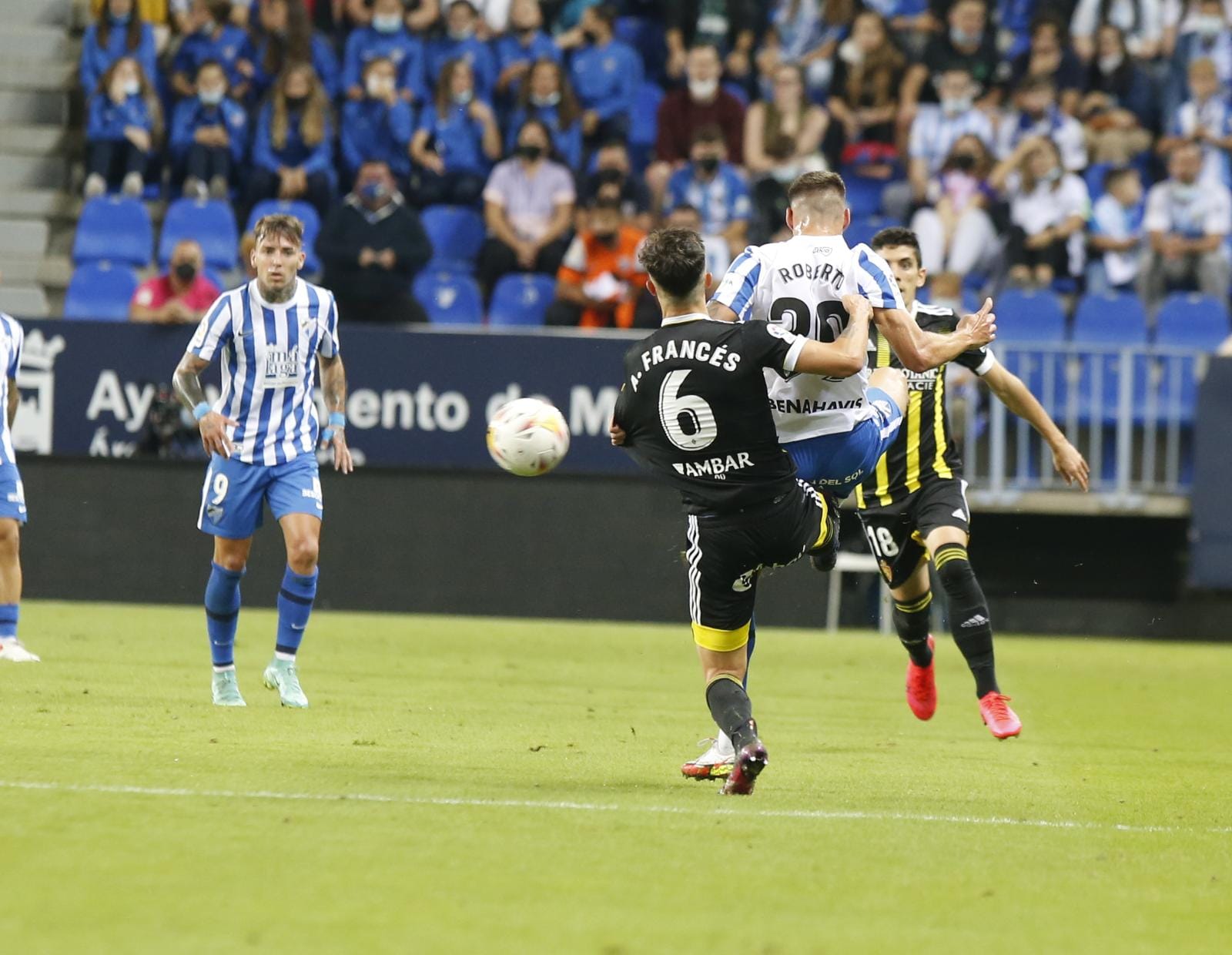 Un disputado partido en La Rosaleda