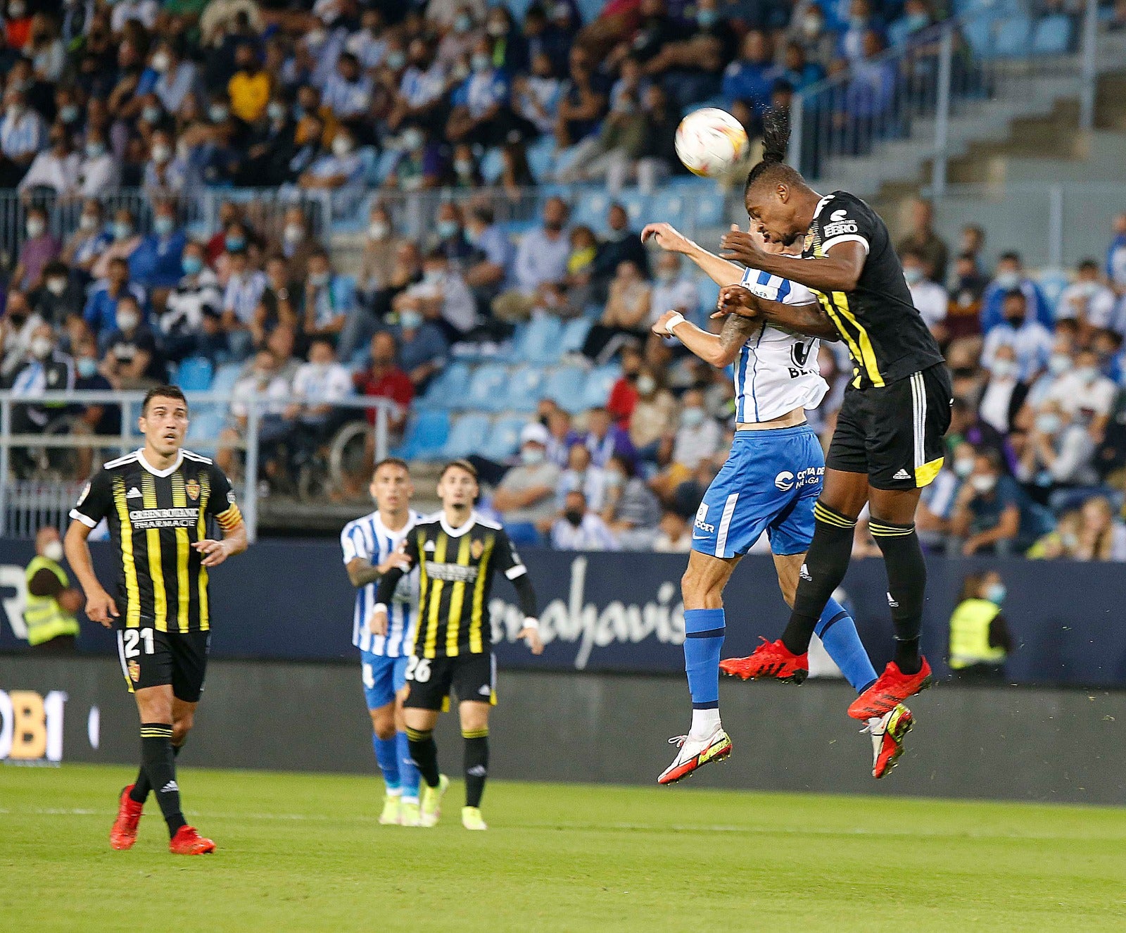 Un disputado partido en La Rosaleda