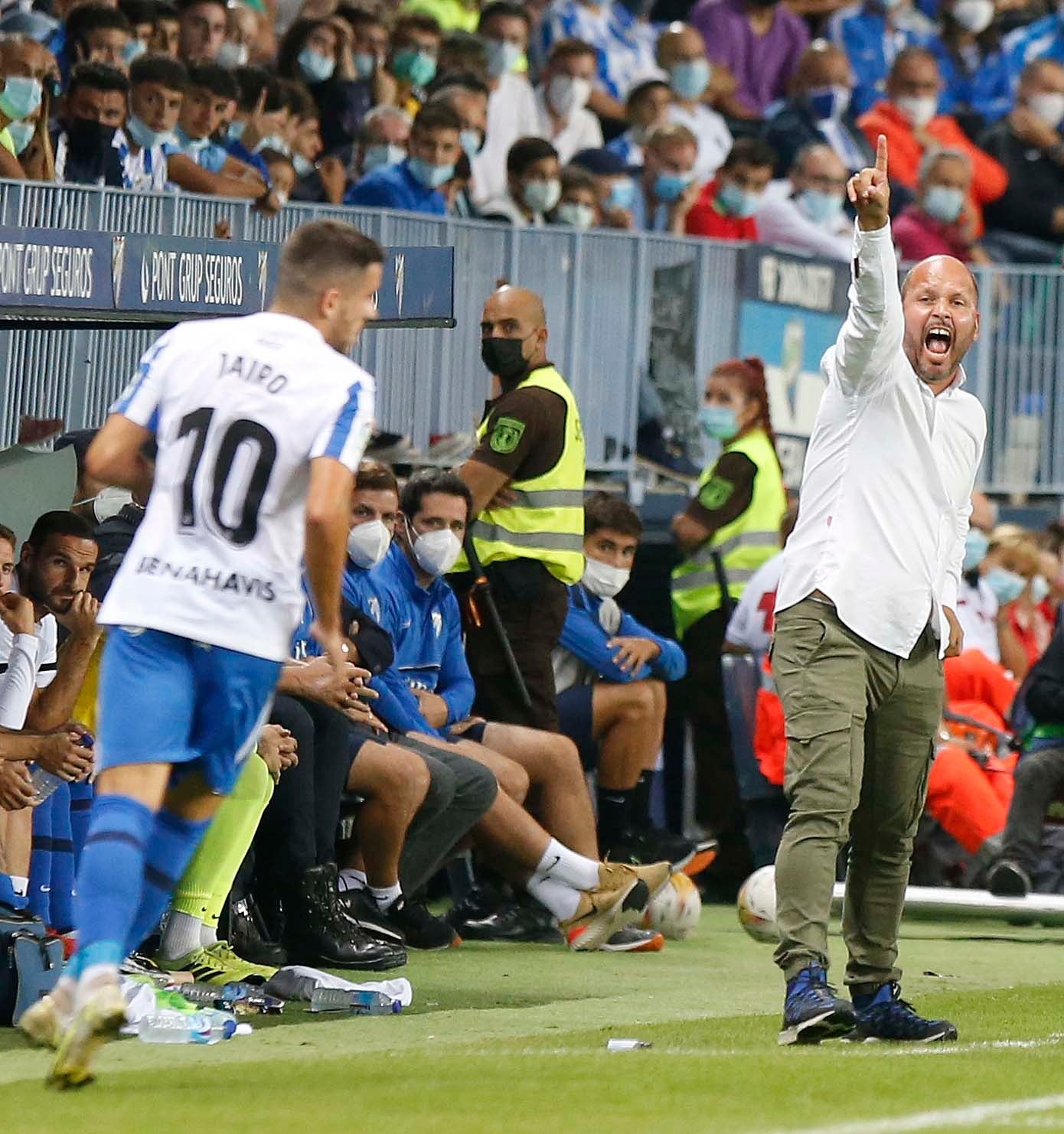 Un disputado partido en La Rosaleda