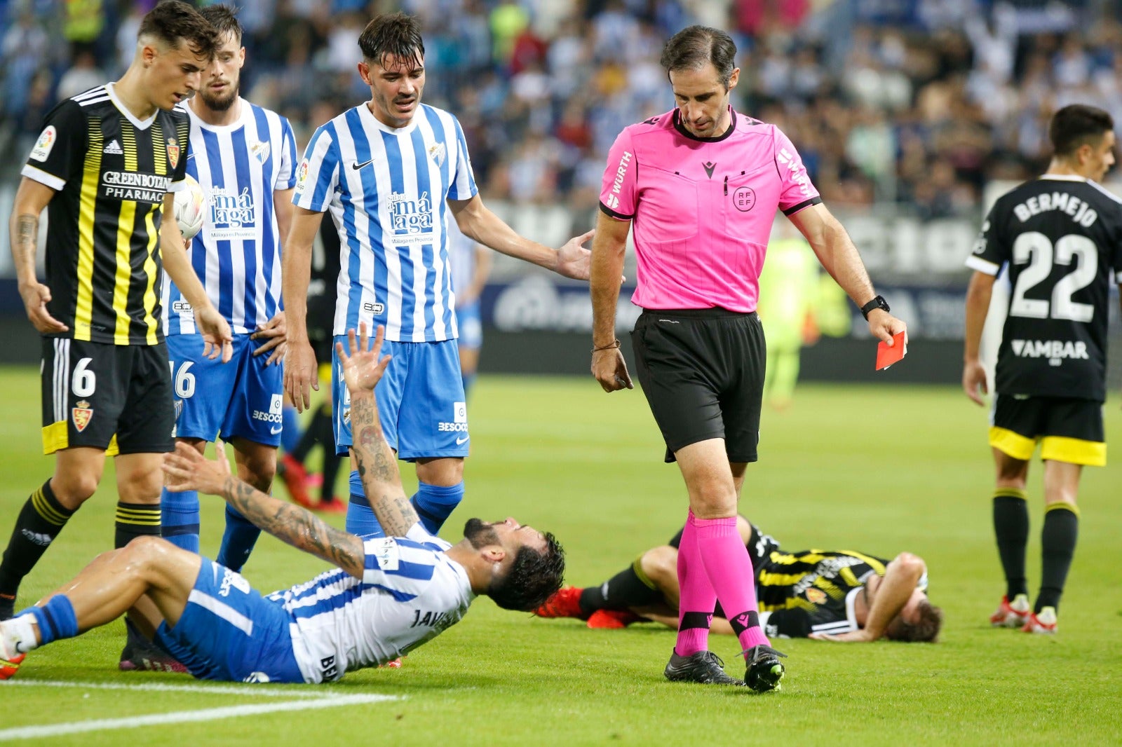 Un disputado partido en La Rosaleda