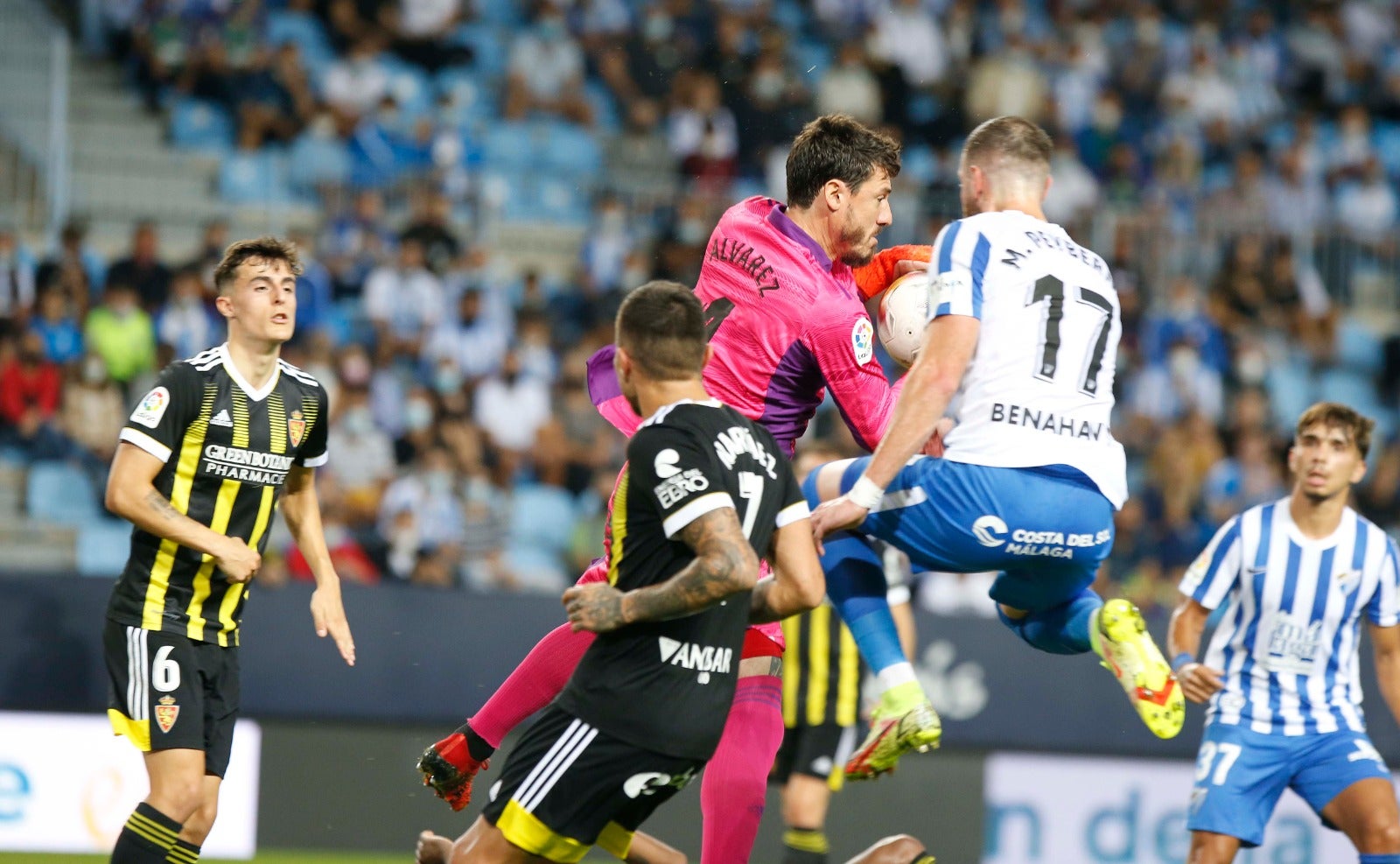 Un disputado partido en La Rosaleda