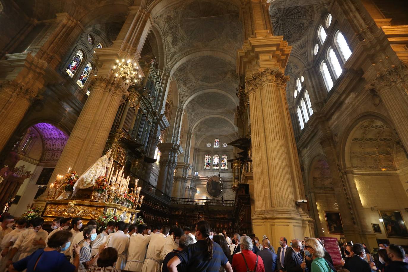 Como ya ocurriera en 2012, la Virgen de Araceli volvió a protagonizar el anual rosario de la Agrupación de Hermandades y Congregaciones de Gloria, aunque, en este ocasión, en el marco del centenario de la implantación en Málaga de su archicofradía, la corporación filial de la patrona de Lucena más antigua de España.
