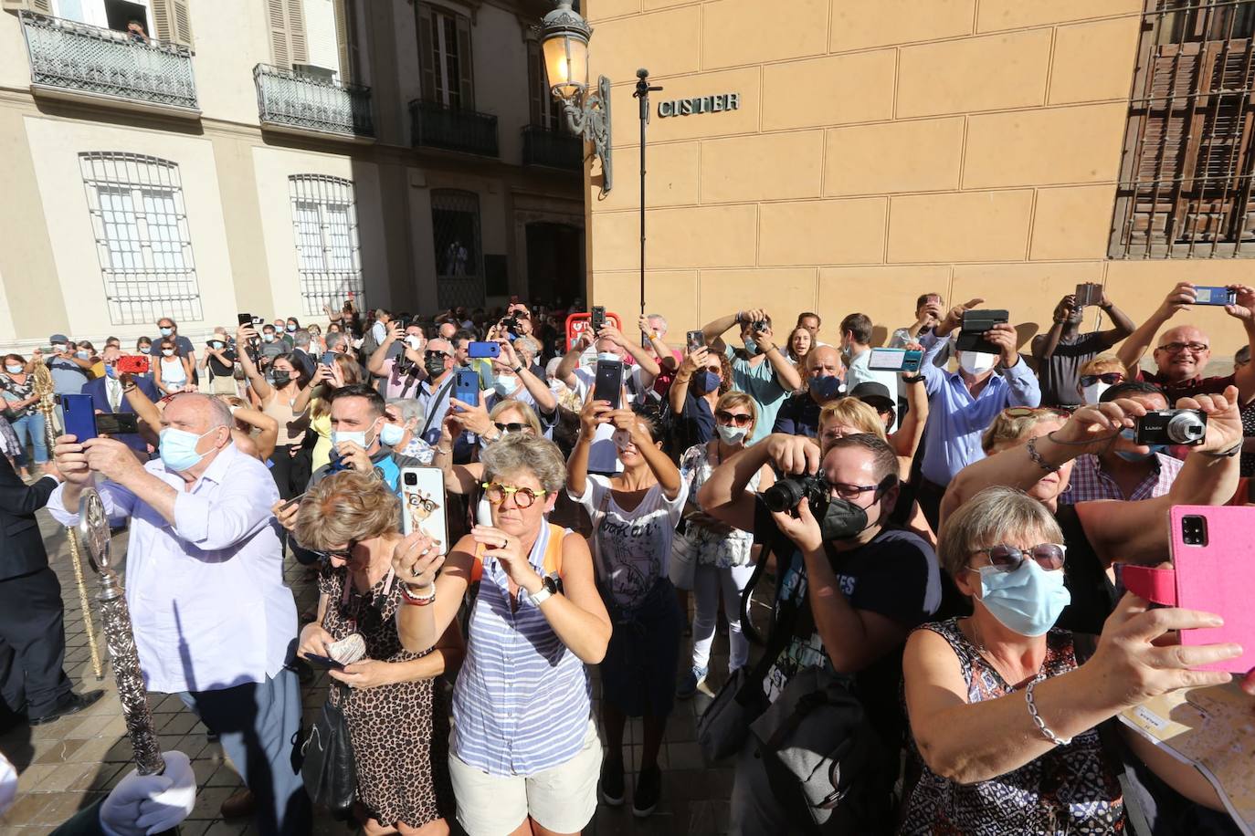 Como ya ocurriera en 2012, la Virgen de Araceli volvió a protagonizar el anual rosario de la Agrupación de Hermandades y Congregaciones de Gloria, aunque, en este ocasión, en el marco del centenario de la implantación en Málaga de su archicofradía, la corporación filial de la patrona de Lucena más antigua de España.