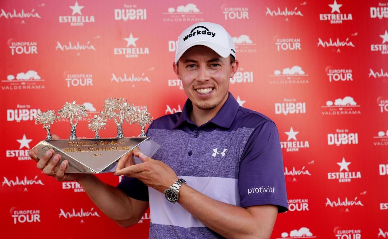 Matt Fitzpatrick, sonriente con el trofeo de campeón. 