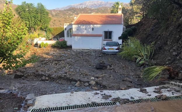 Imagen principal - La rotura de un depósito de riego deja un herido y cuantiosos daños materiales en Torrox