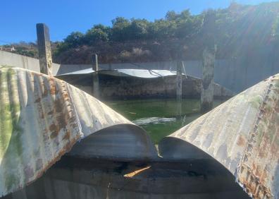 Imagen secundaria 1 - La rotura de un depósito de riego deja un herido y cuantiosos daños materiales en Torrox