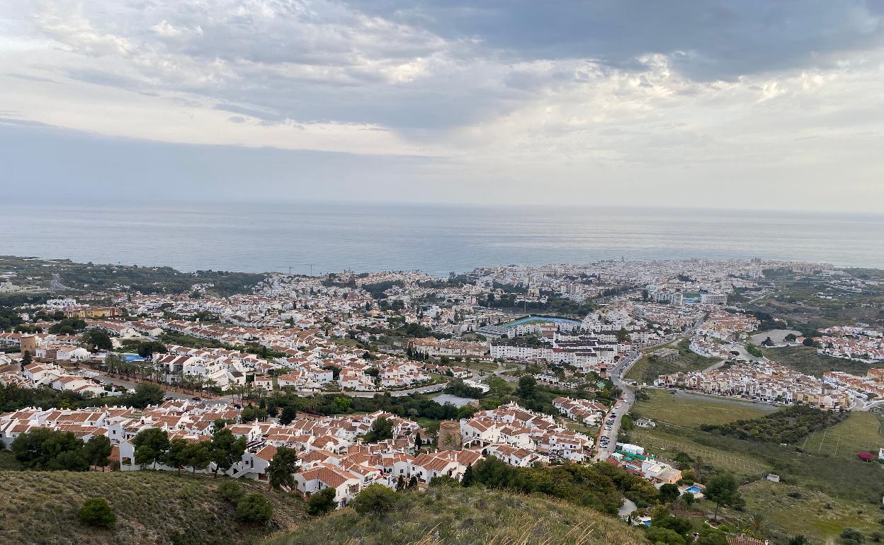 Imagen del casco urbano nerjeño desde la zona de la urbanización Capistrano. 