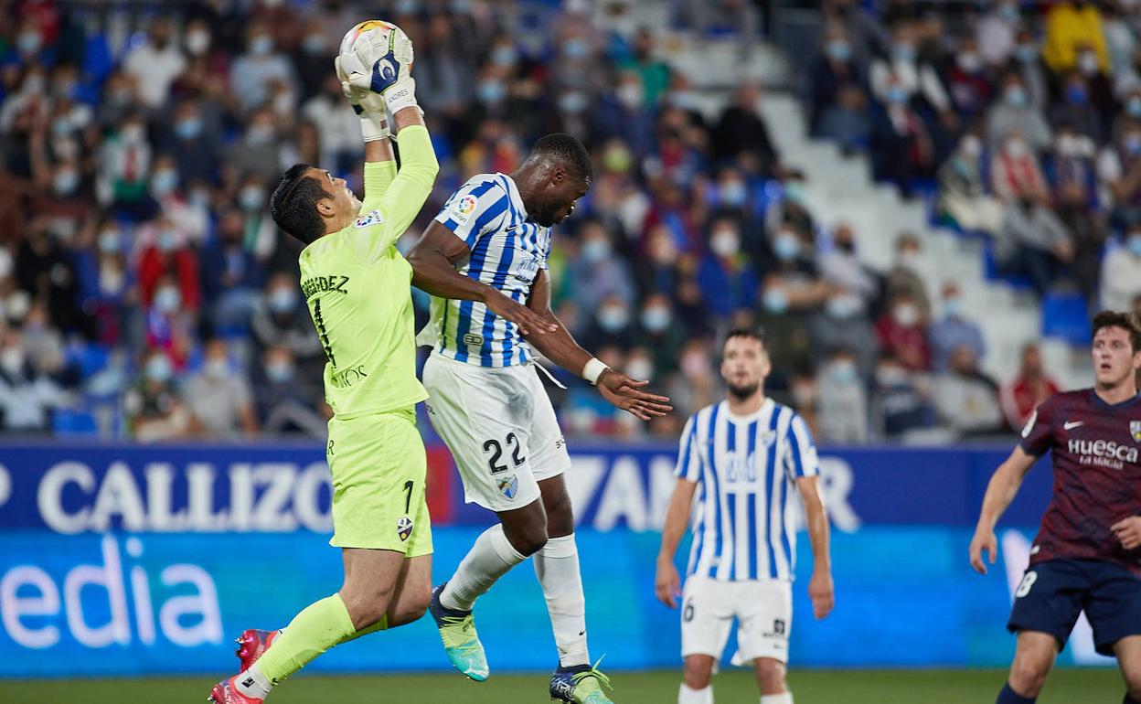 Sekou presiona a Andrés en su salida por alto para atajar el balón. 