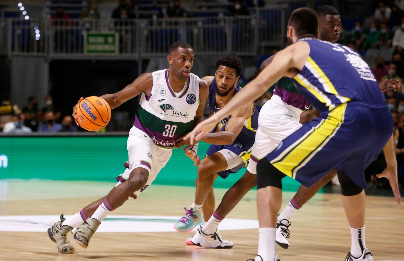 El Carpena acogió su primer partido de la Basketball Champions League 
