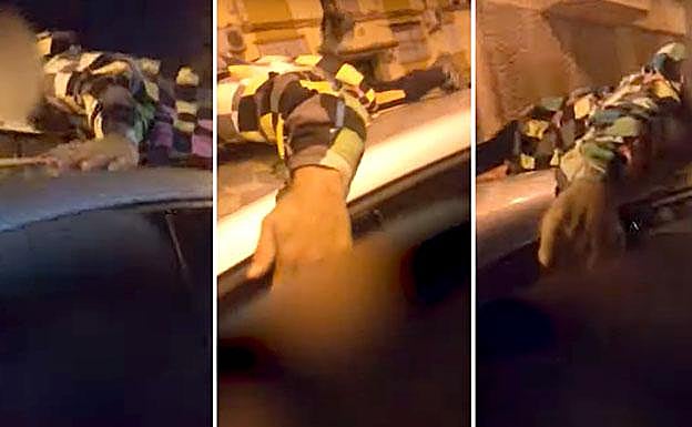 Imagen del menor subido al techo del coche. 