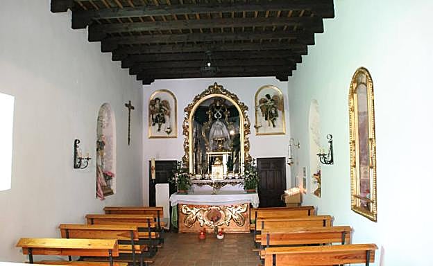 Imagen principal - Escándalo en Sedella: el alcalde denuncia al expárroco por la desaparición de joyas y dinero de la patrona