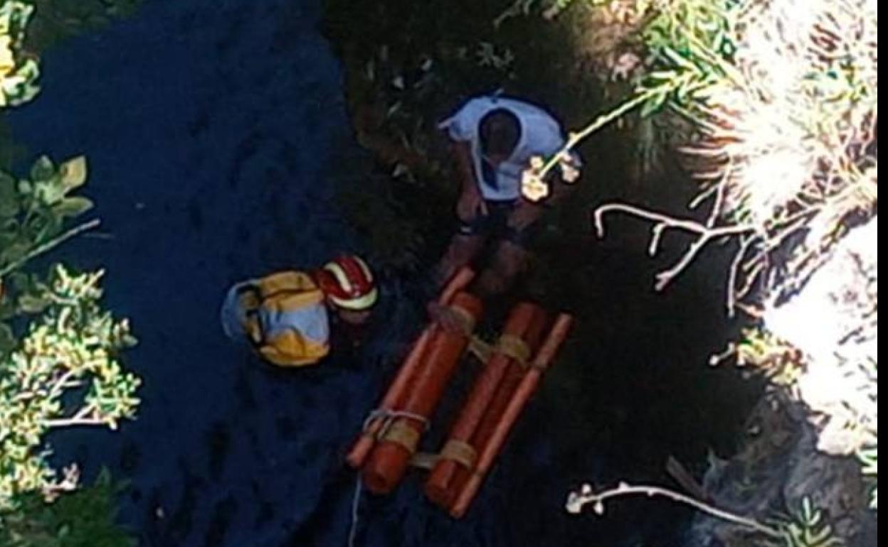 Bomberos de San Pedro rescataron ayer a un hombre en el Cañón de Las Angosturas de Benahavís. 