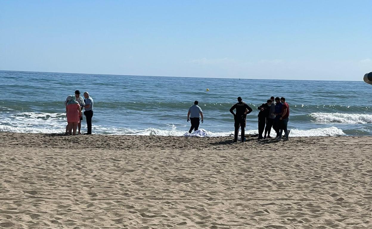 Comitiva judicial desplegada en la playa de Fuengirola. 