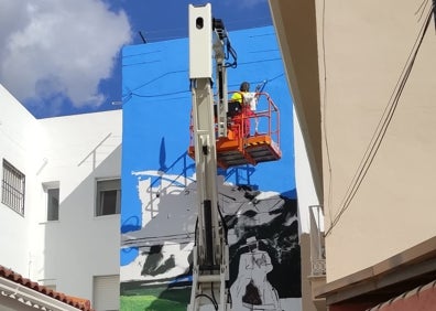 Imagen secundaria 1 - Arriba, fotografía original. Abajo, proceso de elaboración y pared en la que se ha creado el mural.