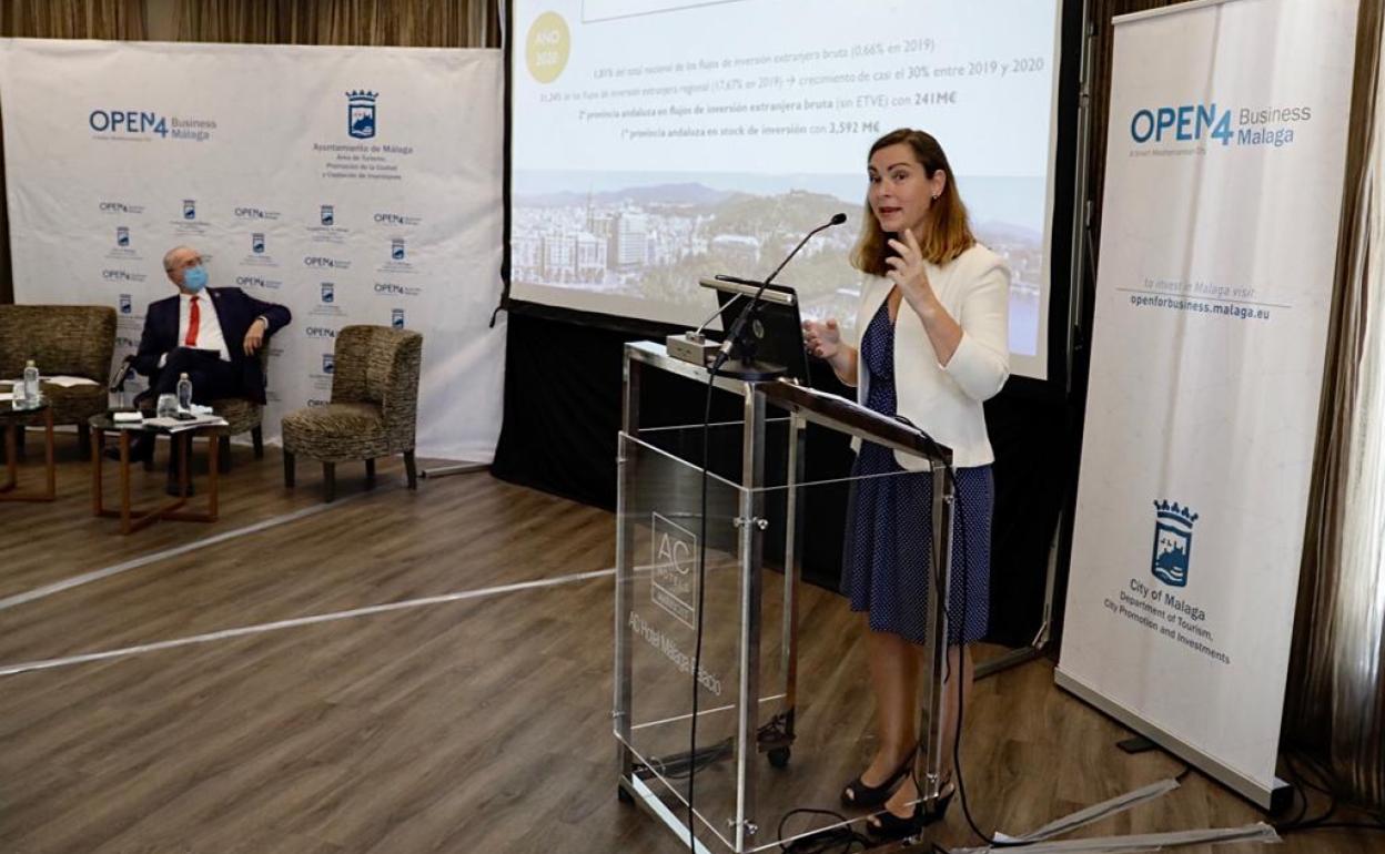 La directora de la Fundación Ciedes, María del Carmen García, y el alcalde de Málaga, Francisco de la Torre, durante la presentación del IV Barómetro del Clima de Negocios. 