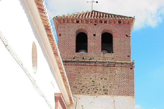 La torre cuadrada de la iglesia de la Encarnación sobresale en este pueblo blanco de la Axarquía 