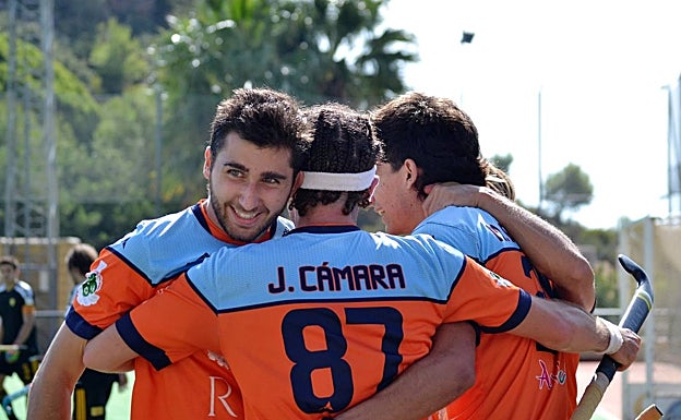 Varios jugadores celebran un gol del RH Privé Benalmádena. 