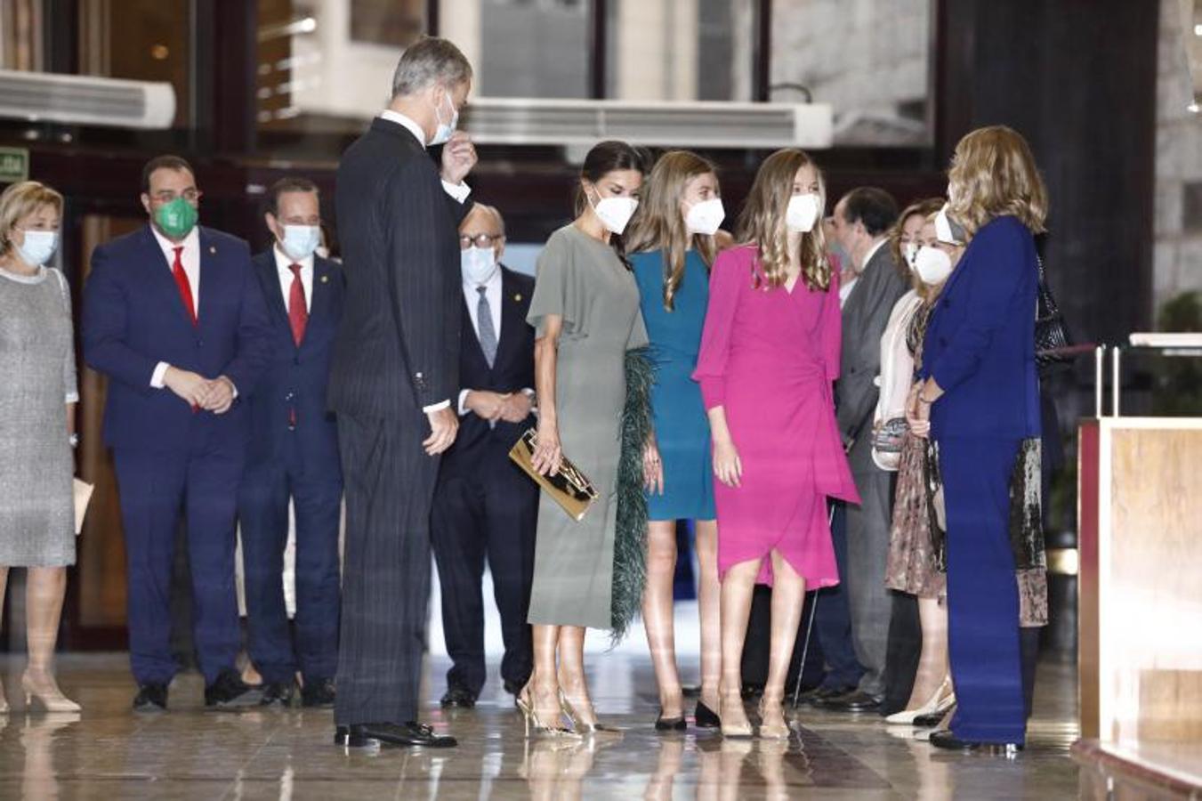 La Familia Real saluda a las autoridades a su llegada a Oviedo este jueves. 
