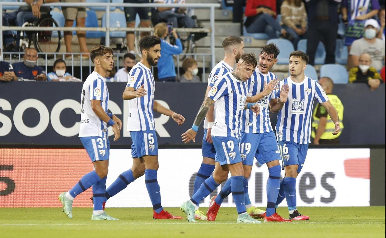 Jugadores del Málaga celebran un gol durante el último partido de Liga en La Rosaleda contra el Zaragoza.