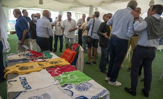 Camisetas de época y exjugadores saludándose antes de la comida. 