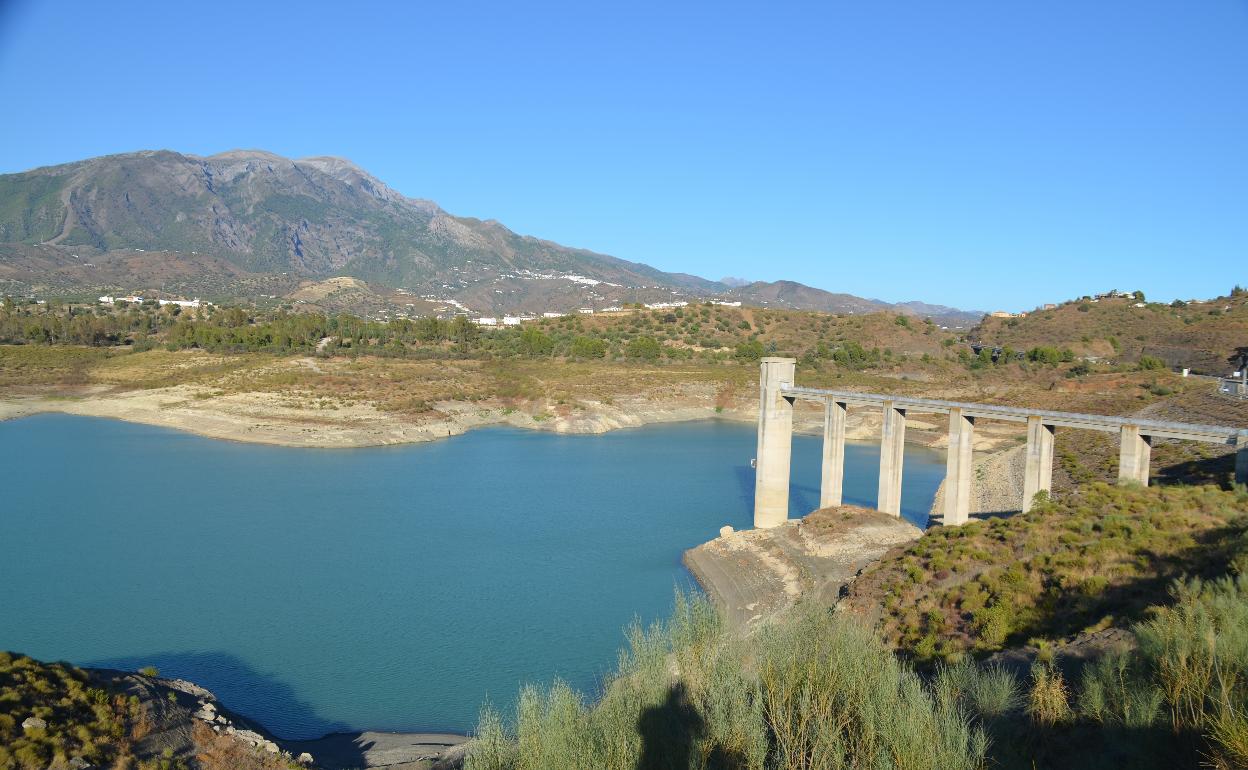 El embalse de La Viñuela está en sequía extrema, con apenas 34 hectómetros cúbicos, el 20% de su capacidad. 