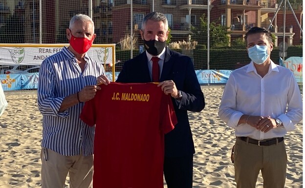 Entrega de una camiseta al vicepresidente de la Diputación, Juan Carlos Maldonado. 