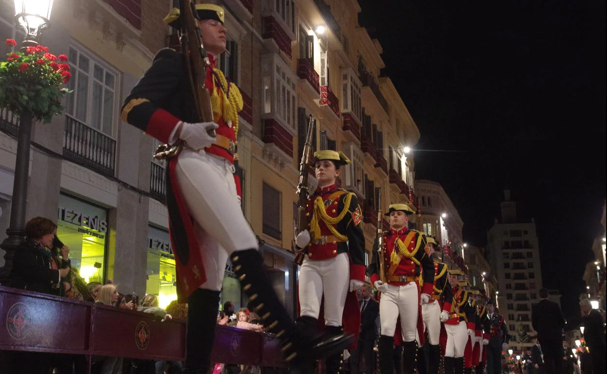 Agentes de la Benemérita en el desfile procesional de la Expiración el Miércoles Santo de 2018.