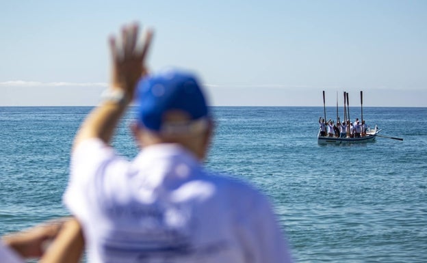 Saludo con los remos en alto al llegar a Nerja. 