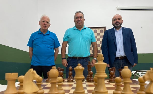 Cirilo Gutiérrez, Javier Rubio y José Garret, en la sede de la Delegación Provincial de Ajedrez de Málaga. 