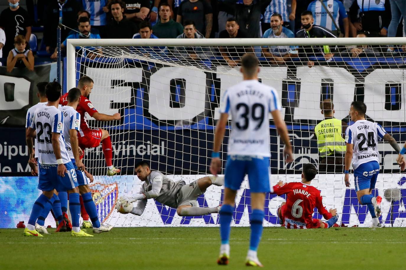 La Rosaleda volvió a vivir un partido con gran ambiente 