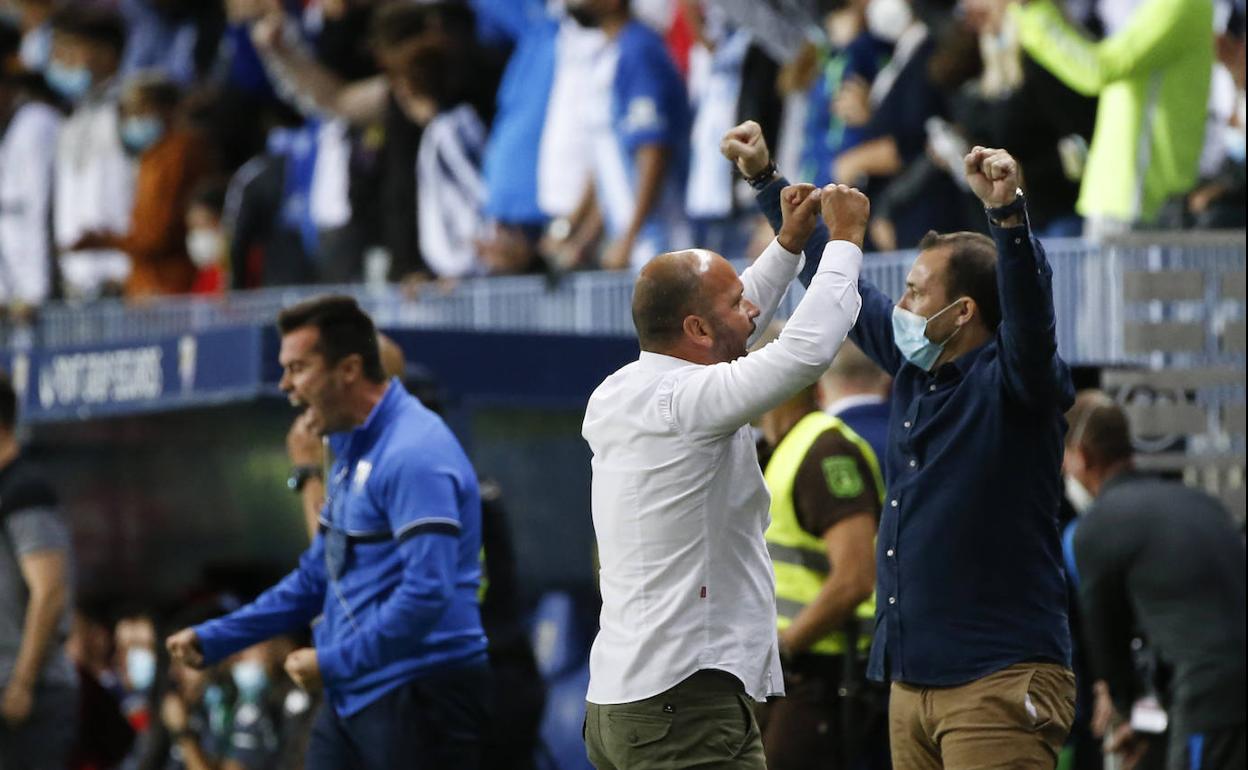 José Alberto López, entrenador del Málaga, celebra el gol de Genaro ante el Lugo junto con el banquillo y la grada.