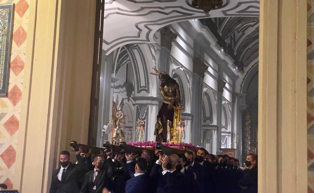 El Cristo de los Gitanos iniciando el traslado desde San Juan. 