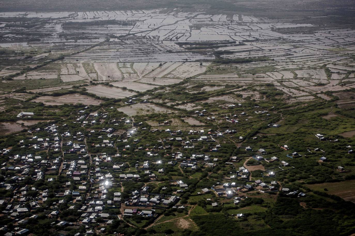 Áreas residenciales y campos agrícolas, inundados en las afueras de Beledweyne, Somalia, el 14 de diciembre de 2019. Debido al cambio climático y las actividades humanas, los ciclos de inundaciones y sequías se han vuelto más recurrentes y completamente impredecibles en el país, exponiendo a cientos de miles de personas cada año a la vulnerabilidad y el desplazamiento.