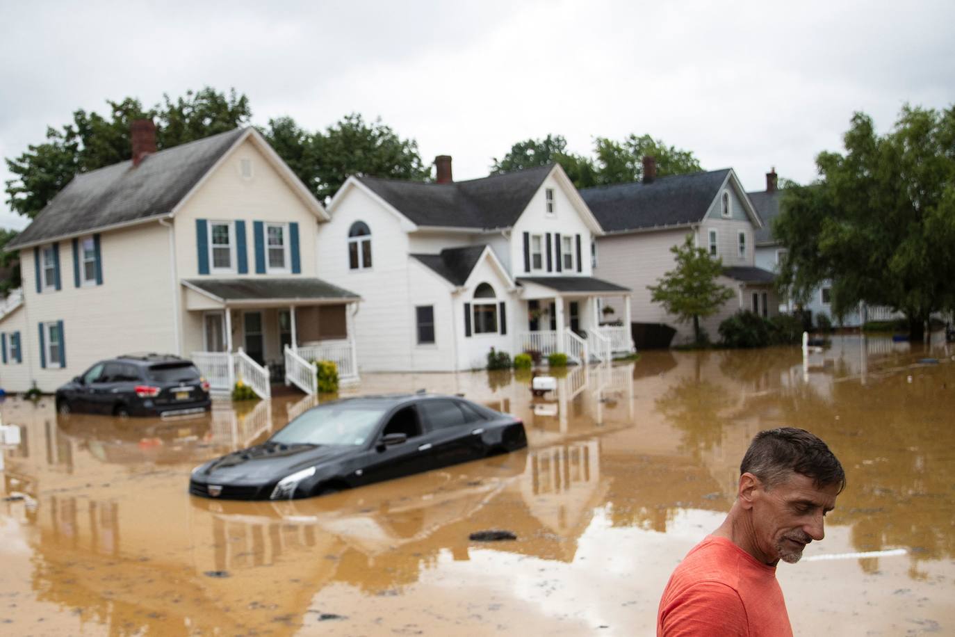 Bruce, un residente evacuado, recorre las calles de su localidad tras la tormenta tropical Henri, que tocó tierra en Helmetta, Nueva Jersey, el 22 de agosto de 2021.