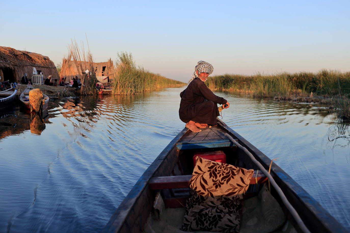 Un hombre rema su bote en el pantano de Chebayesh, provincia de Dhi Qar, Irak.