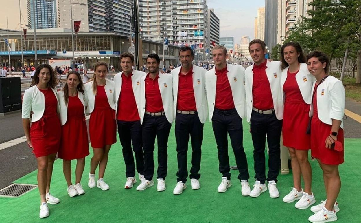 Bruguera y Davidovich (quinto y sexto, desde la izquierda) en la imagen oficial del equipo español de tenis en los Juegos Olímpicos de Tokio. 