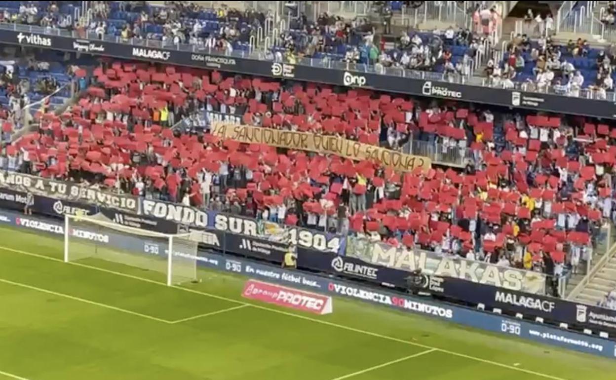 Momento en el que la Grada de Animación del Málaga protesta tras el gol anulado en Huesca.