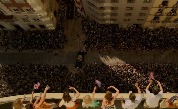 Imagen principal - Arriba y abajo a la izquierda, fotogramas de la serie localizados en la capital. A la derecha, Emma Corrin durante el rodaje en Málaga.