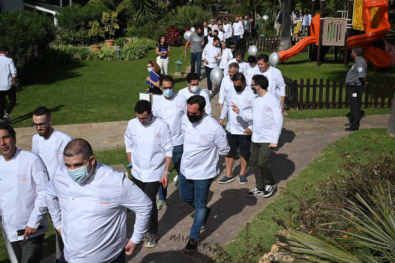 Niños de cinco colegios de la ciudad y de la Fundación Olivares han preparado platos fríos junto a una treintena de cocineros con estrella Michelin