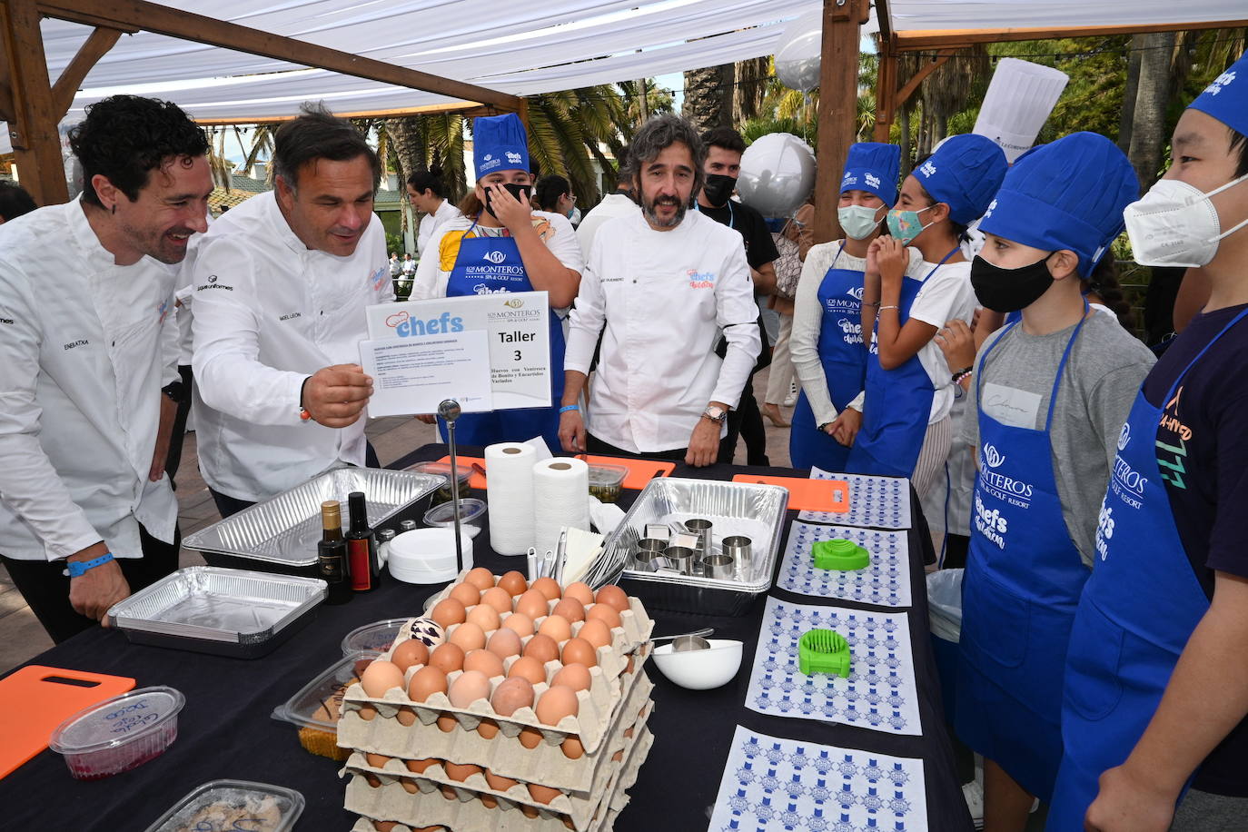 Niños de cinco colegios de la ciudad y de la Fundación Olivares han preparado platos fríos junto a una treintena de cocineros con estrella Michelin