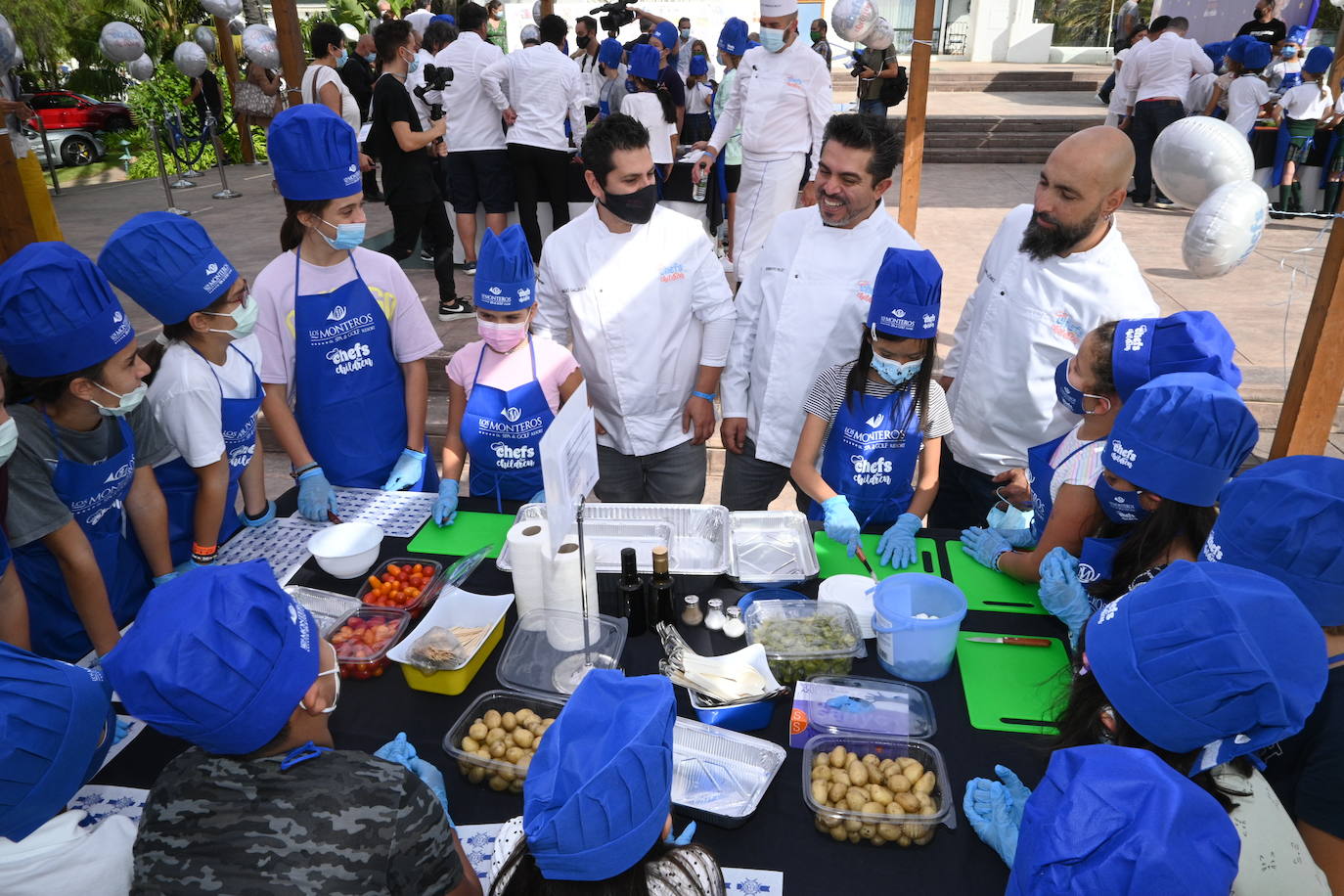 Niños de cinco colegios de la ciudad y de la Fundación Olivares han preparado platos fríos junto a una treintena de cocineros con estrella Michelin