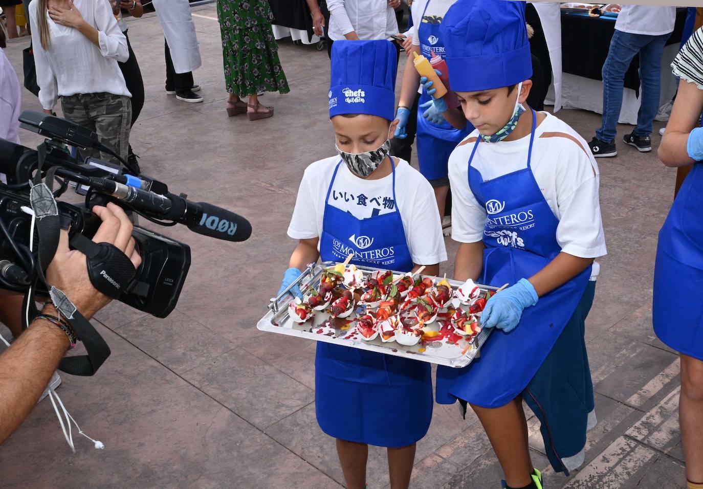 Niños de cinco colegios de la ciudad y de la Fundación Olivares han preparado platos fríos junto a una treintena de cocineros con estrella Michelin