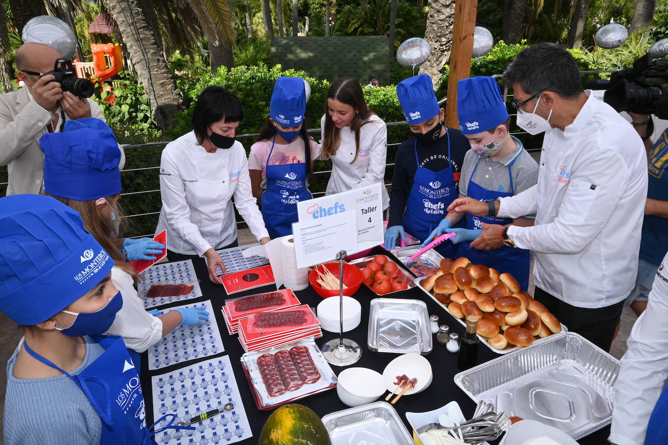 Niños de cinco colegios de la ciudad y de la Fundación Olivares han preparado platos fríos junto a una treintena de cocineros con estrella Michelin