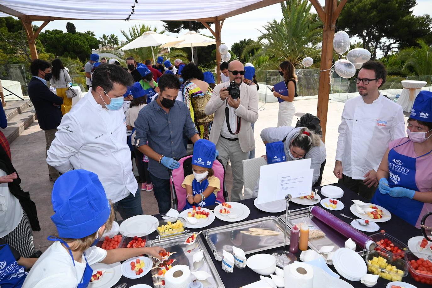 Niños de cinco colegios de la ciudad y de la Fundación Olivares han preparado platos fríos junto a una treintena de cocineros con estrella Michelin