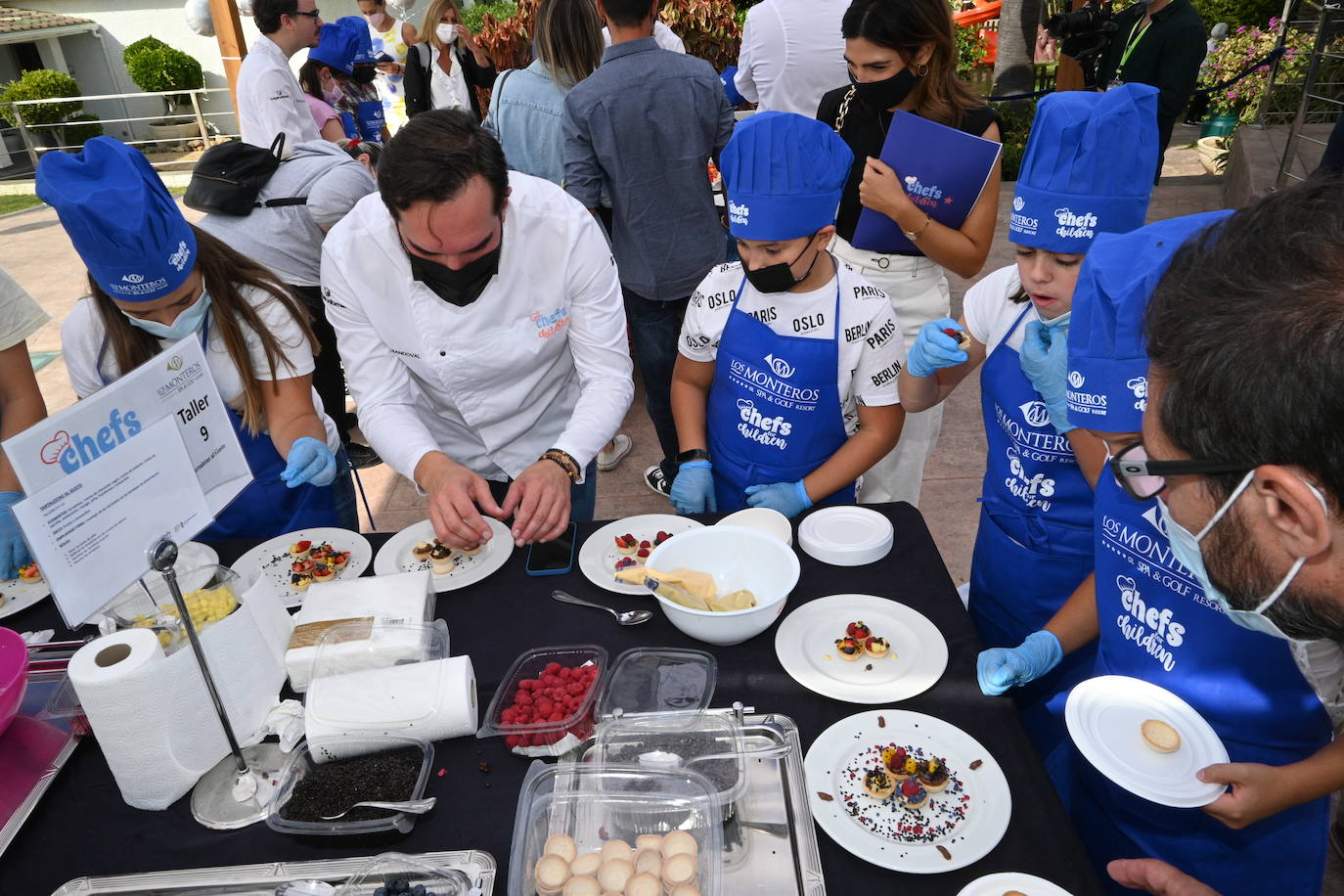 Niños de cinco colegios de la ciudad y de la Fundación Olivares han preparado platos fríos junto a una treintena de cocineros con estrella Michelin