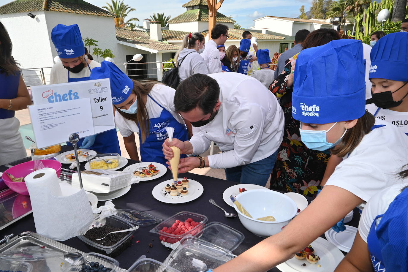 Niños de cinco colegios de la ciudad y de la Fundación Olivares han preparado platos fríos junto a una treintena de cocineros con estrella Michelin