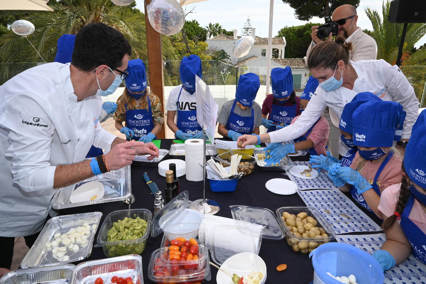 Niños de cinco colegios de la ciudad y de la Fundación Olivares han preparado platos fríos junto a una treintena de cocineros con estrella Michelin