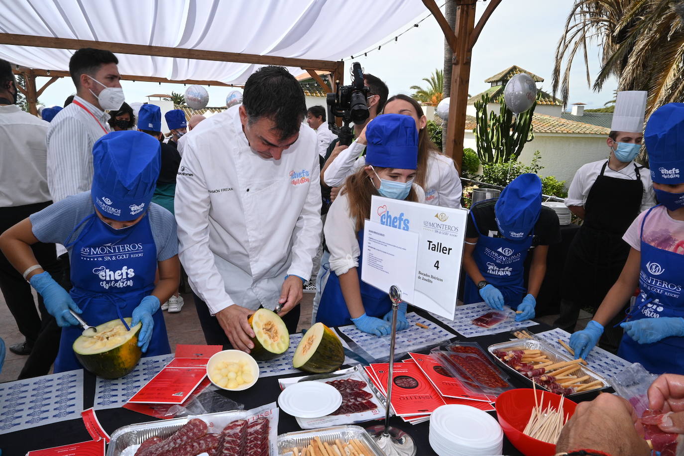 Niños de cinco colegios de la ciudad y de la Fundación Olivares han preparado platos fríos junto a una treintena de cocineros con estrella Michelin