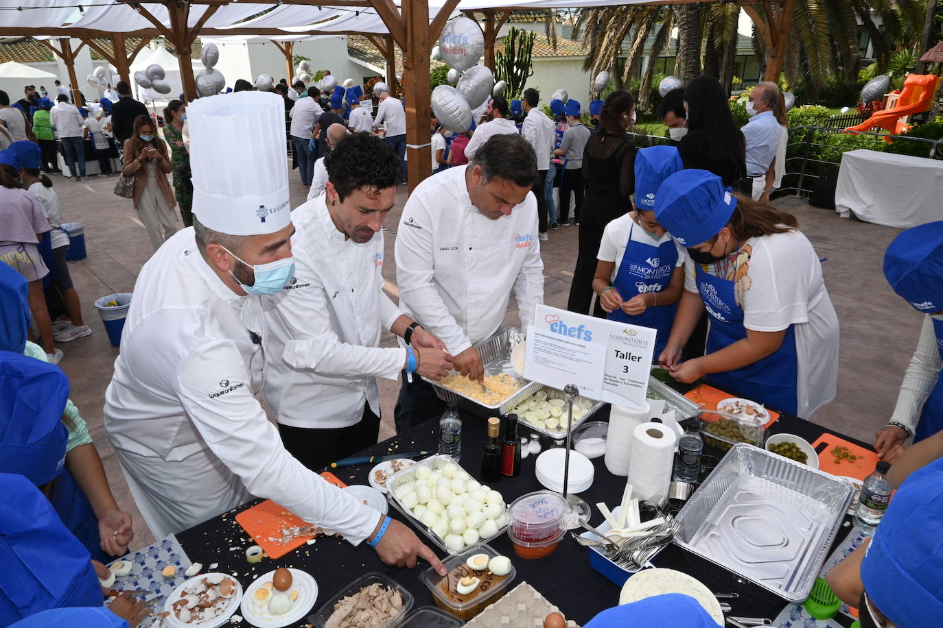 Niños de cinco colegios de la ciudad y de la Fundación Olivares han preparado platos fríos junto a una treintena de cocineros con estrella Michelin